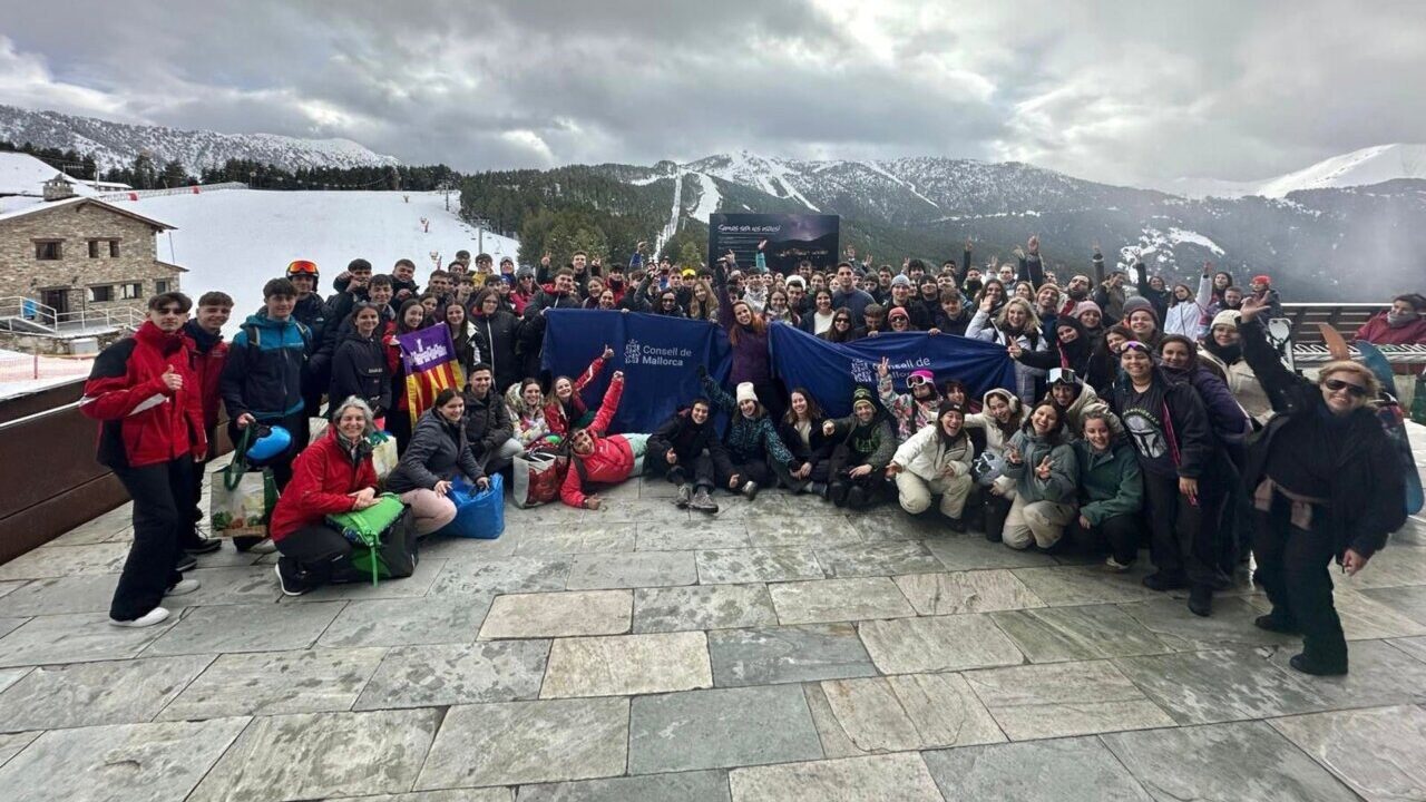 Grupo de j&oacute;venes en las pistas de esqu&iacute; de Andorra durante el programa Joves a la neu