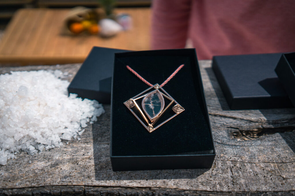 Collar de joyería con sal de Es Trenc y caja elegante