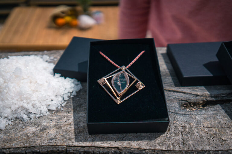 Collar de joyería con sal de Es Trenc y caja elegante