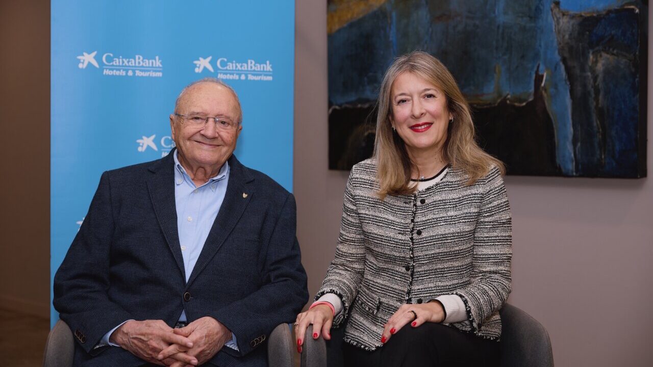 Juan Llull y Mar&iacute;a Cruz Rivera posando en un evento de CaixaBank