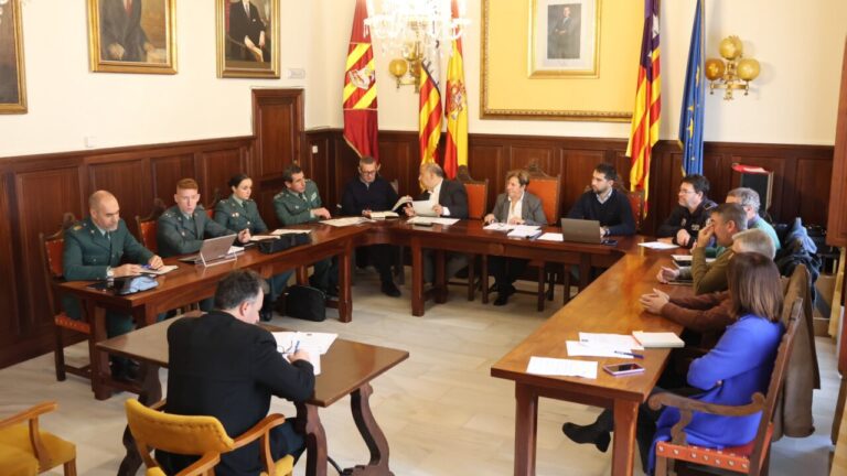 Reunión de la Junta Local de Seguridad en Santanyí con autoridades y agentes.