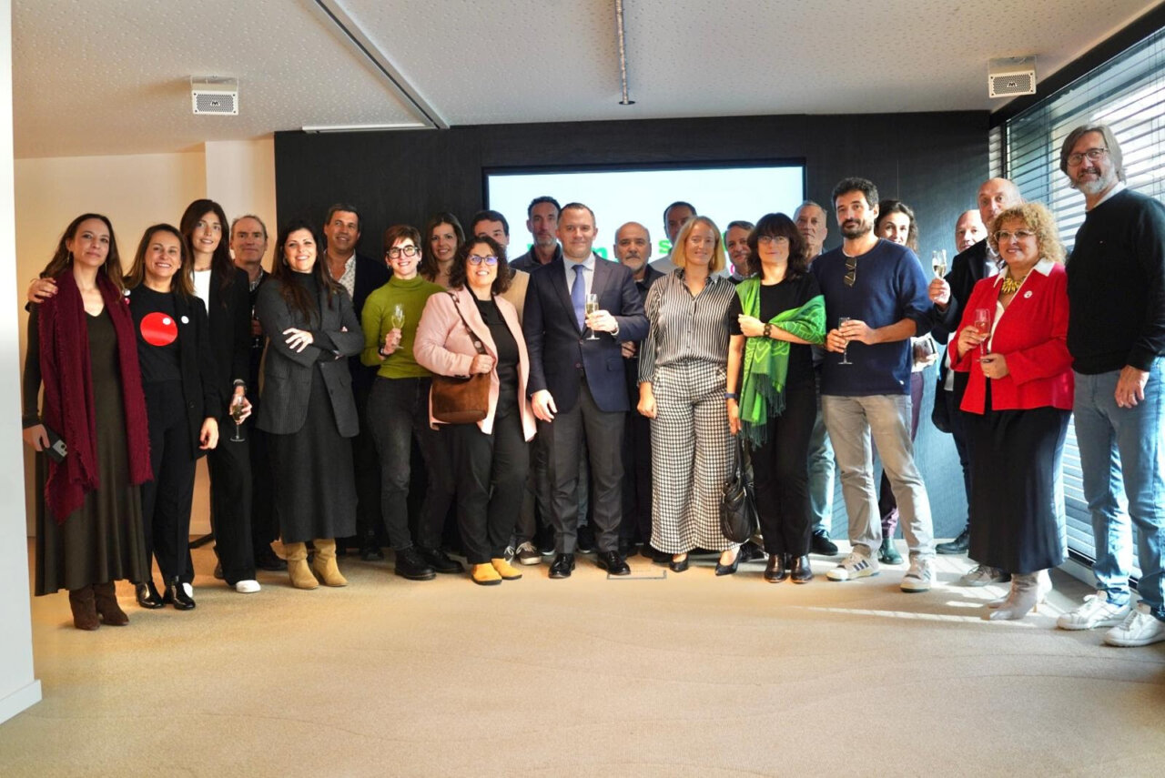 Grupo de personas celebrando la recaudaci&oacute;n para Sonrisa M&eacute;dica