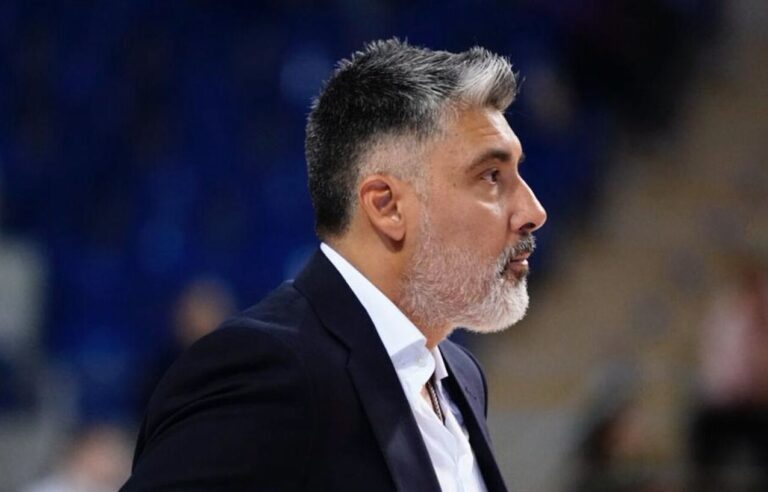 Lucas Victoriano, entrenador de baloncesto, en un partido