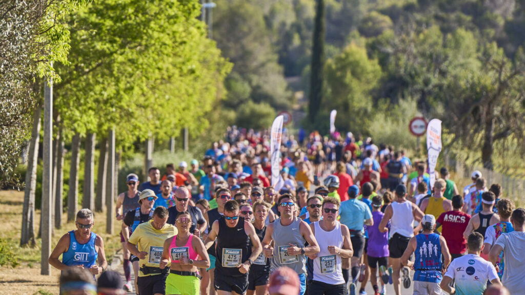Corredores participando en la Half Marathon Magaluf 2026 en un entorno natural.