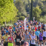 Corredores participando en la Half Marathon Magaluf 2026 en un entorno natural.