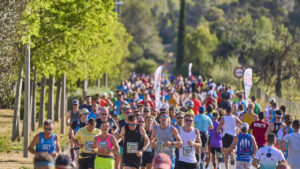 Corredores participando en la Half Marathon Magaluf 2026 en un entorno natural.
