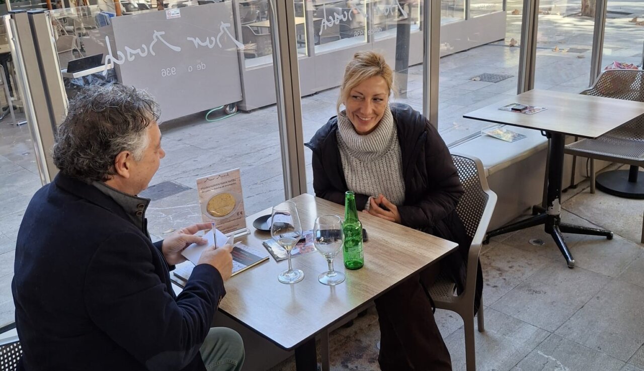Maite Granados y Xisco Barceló conversando en un café