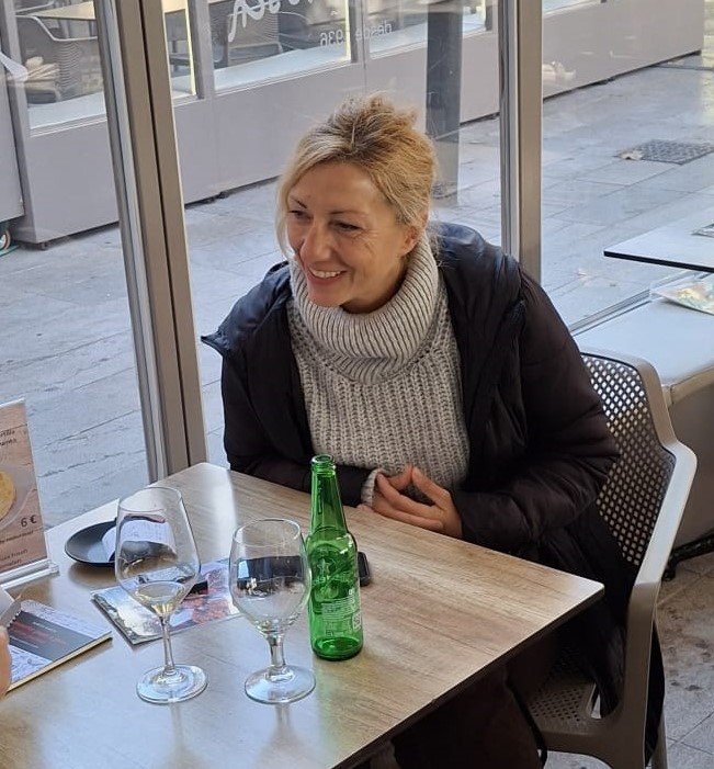 Maite Granados sonriendo mientras charla en un café en Palma.