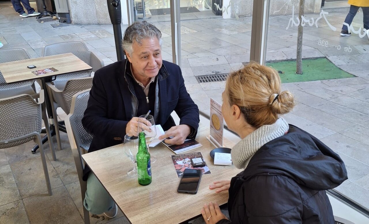 Maite Granados y Xisco Bardeló conversando en un café.