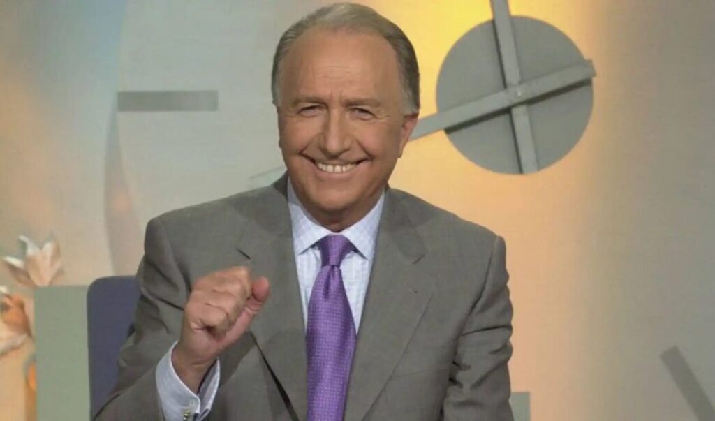 Manuel Torreiglesias sonriendo en un programa de televisi&oacute;n