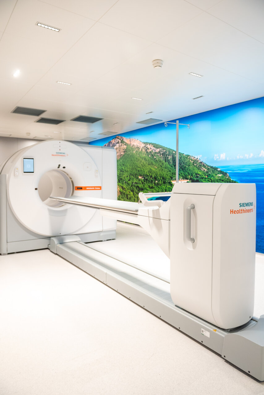 Interior de una sala con una máquina de resonancia magnética moderna.