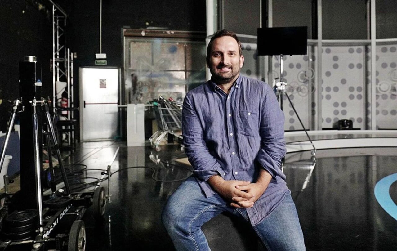 Marcos Cabot&aacute; sentado en un estudio de grabaci&oacute;n