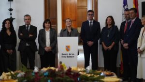 Marga Prohens en un brindis navide&ntilde;o con miembros del Govern balear