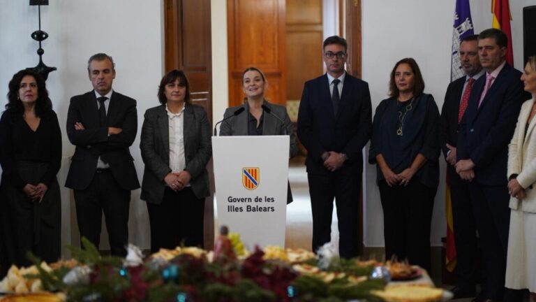 Marga Prohens en un brindis navideño con miembros del Govern balear