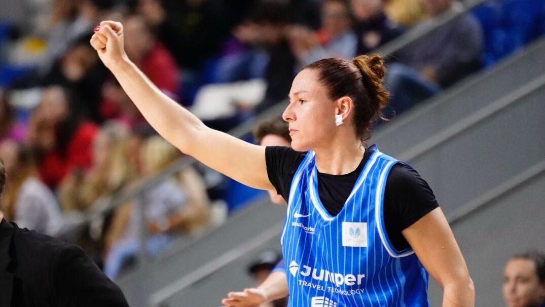 Jugadora del equipo Azulmarino celebrando durante un partido de baloncesto