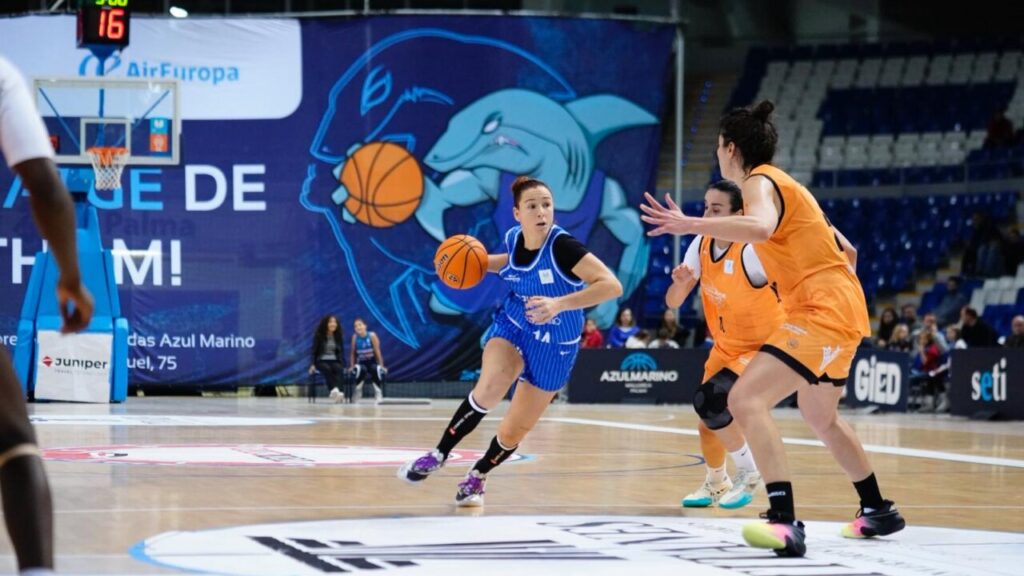 Jugadora del Azulmarino driblando en un partido de baloncesto