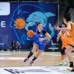 Jugadora del Azulmarino driblando en un partido de baloncesto