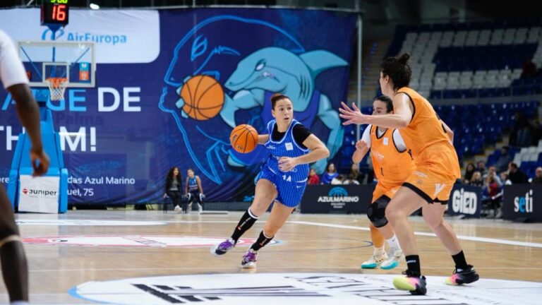 Jugadora del Azulmarino driblando en un partido de baloncesto