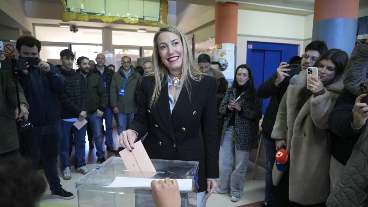 Mar&iacute;a Guardiola votando en las elecciones de Extremadura