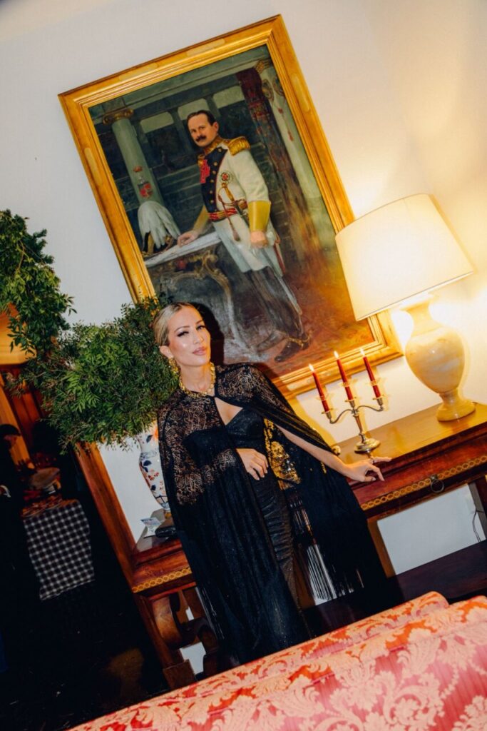 Mujer con vestido negro en la boda de Mar&iacute;a Juan de Setmenat.