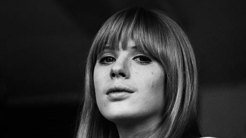 Retrato en blanco y negro de Marianne Faithfull con cabello largo y lacio