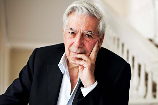 Retrato de Mario Vargas Llosa con gesto pensativo en un entorno luminoso