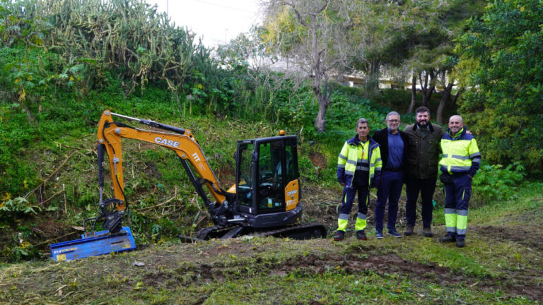 Excavadora hidráulica en Marratxí con trabajadores municipales