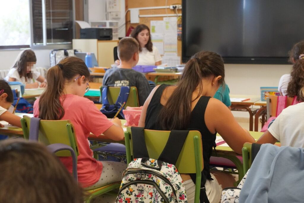 Estudiantes participando en un taller sobre sostenibilidad en clase.