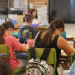 Estudiantes participando en un taller sobre sostenibilidad en clase.