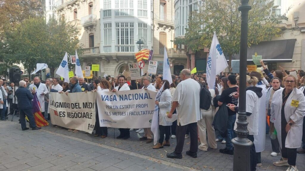 Concentración de médicos en Palma exigiendo dignidad laboral y un nuevo estatuto.