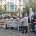 Médicos en huelga sosteniendo pancartas en una manifestación