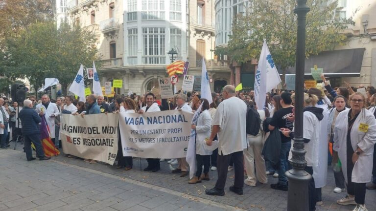 Médicos en huelga sosteniendo pancartas en una manifestación