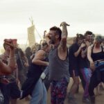 Grupo de personas bailando en un evento al aire libre