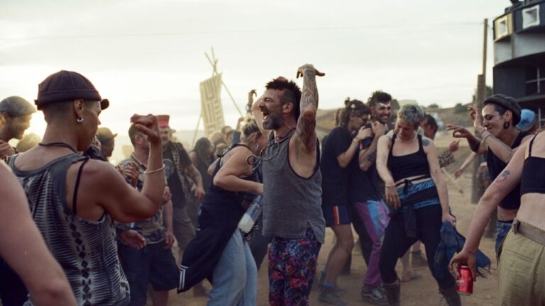 Grupo de personas bailando en un evento al aire libre