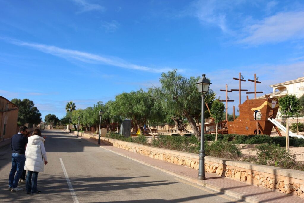 Vista del carrer de s'Arrabassat en s'Alqueria Blanca con nuevo alumbrado público.