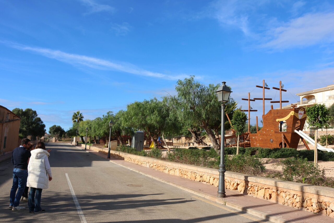 Vista del carrer de s'Arrabassat en s'Alqueria Blanca con nuevo alumbrado p&uacute;blico.