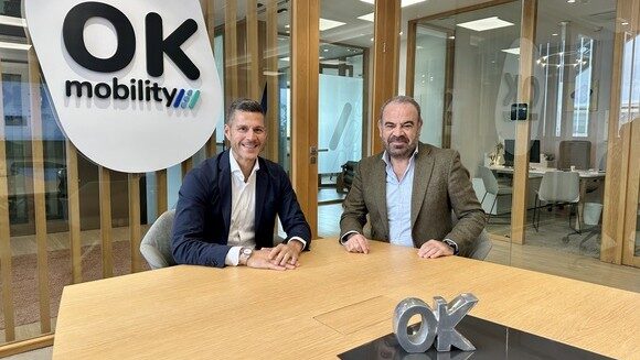 Reuni&oacute;n entre ejecutivos de Meli&aacute; y OK Mobility en oficina moderna