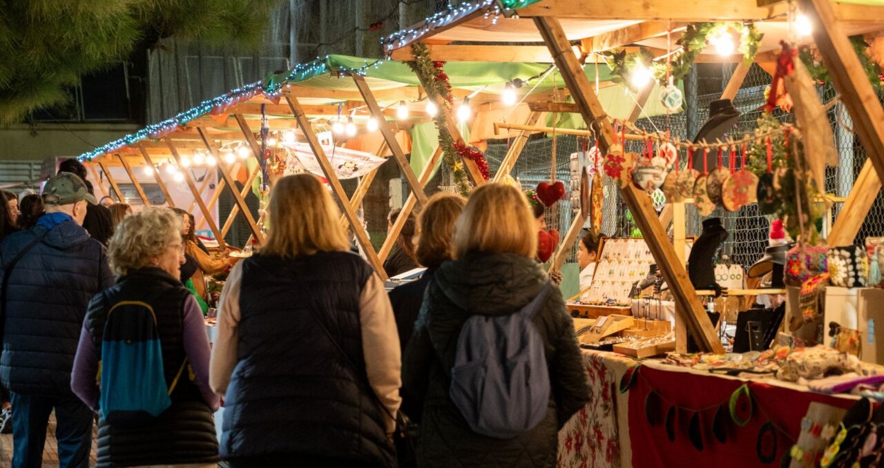 Visitantes en el mercado navide&ntilde;o de Santa Pon&ccedil;a con luces y artesan&iacute;as.