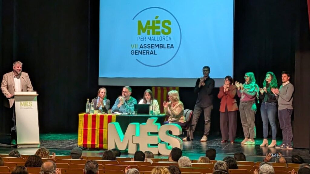 Asamblea general de MÉS per Mallorca con participantes aplaudiendo