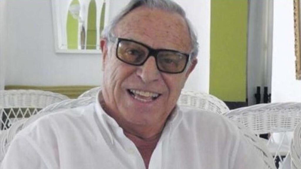 Miguel Frontera sonriendo en un entorno relajado