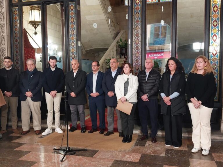 Minuto de silencio en Costitx por la víctima de apuñalamiento.