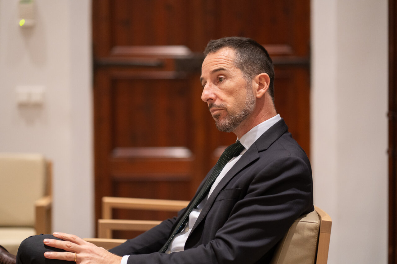 Retrato de Miquel Amengual en una reunión formal