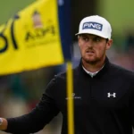 Mito Pereira durante un torneo de golf con una bandera de golf al fondo