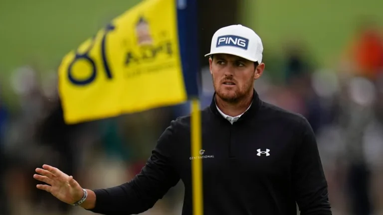 Mito Pereira durante un torneo de golf con una bandera de golf al fondo