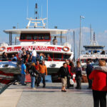 Muelle de golondrinas en Palma con turistas abordando un barco.