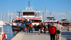 Muelle de golondrinas en Palma con turistas abordando un barco.