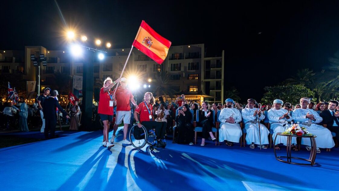 Equipo espa&ntilde;ol celebrando en el Mundial de vela adaptada en Om&aacute;n