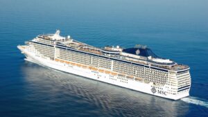 Crucero MSC navegando en el mar con pasajeros disfrutando