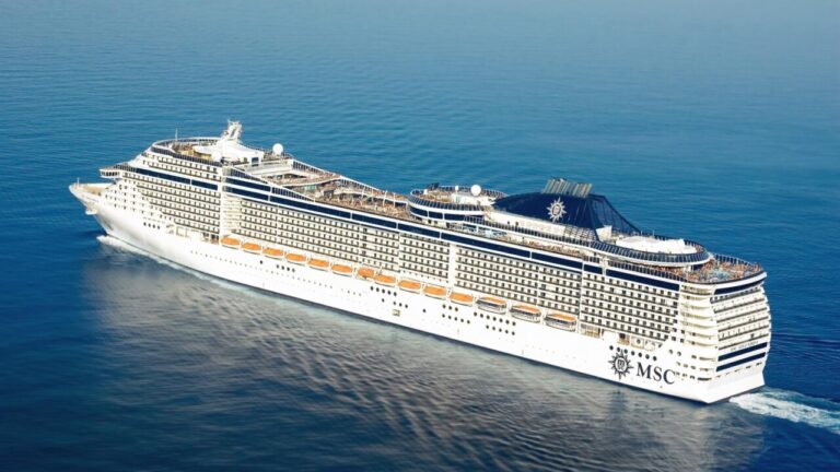 Crucero MSC navegando en el mar con pasajeros disfrutando