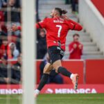 Muriqi celebrando un gol con el RCD Mallorca en el estadio.